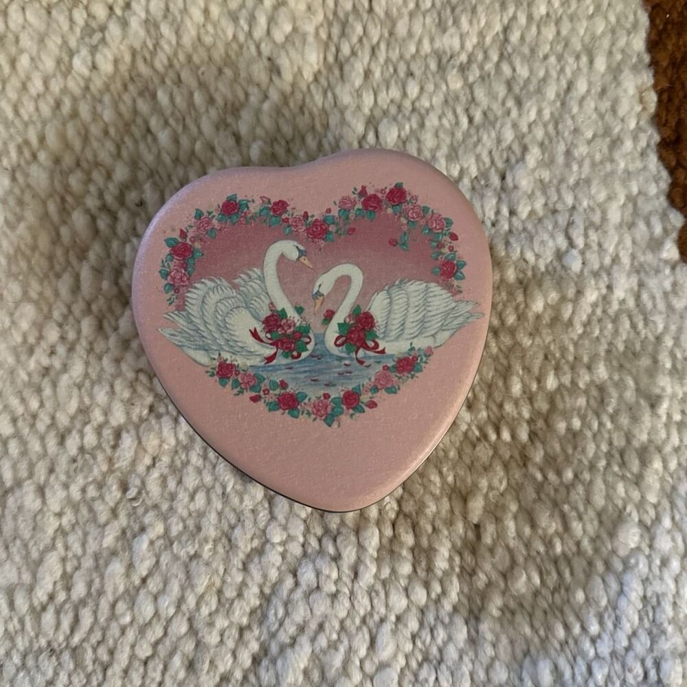 Swans & Roses 1989 Corttagecore Heart Trinket Box